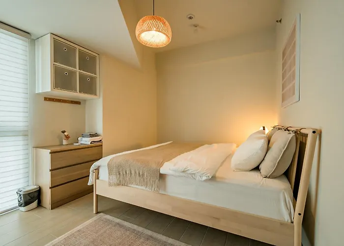 Celeste Serenity 2br Uptown Parksuits Bgc With Dryer * Manila