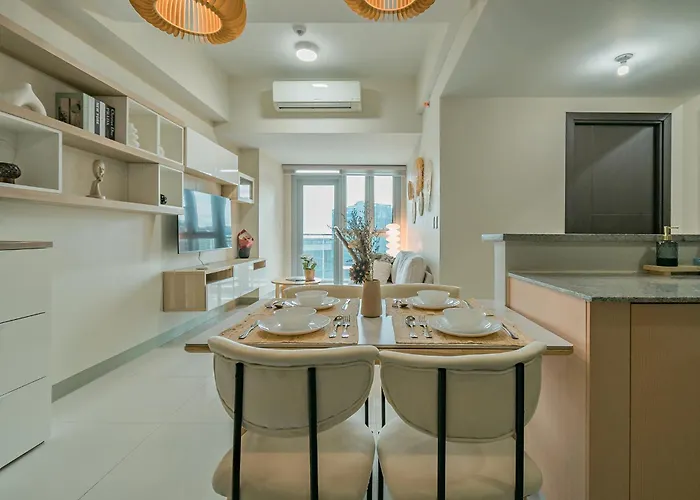 Celeste Serenity 2br Uptown Parksuits Bgc With Dryer Apartment *