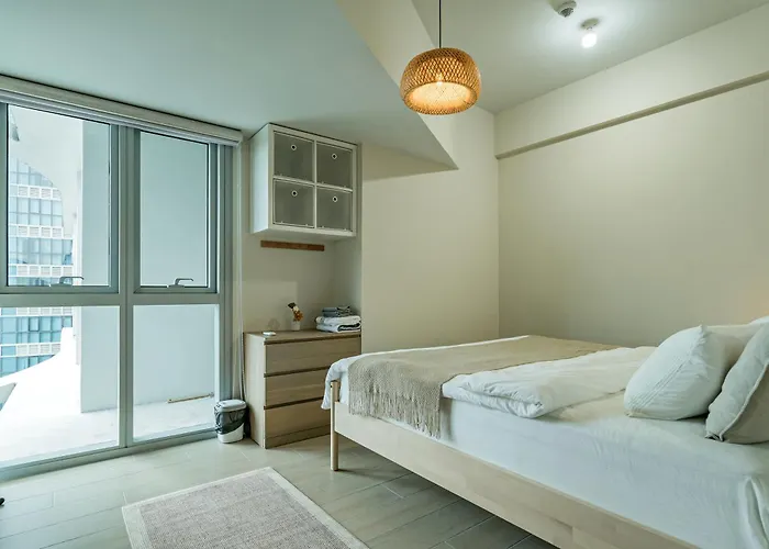 Celeste Serenity 2br Uptown Parksuits Bgc With Dryer * Manila