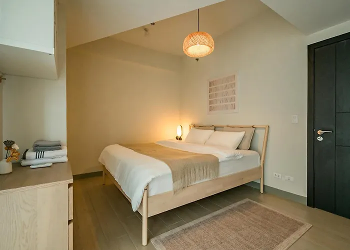 Celeste Serenity 2br Uptown Parksuits Bgc With Dryer Apartment