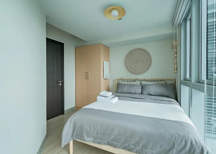 Celeste Serenity 2br Uptown Parksuits Bgc With Dryer * Manila